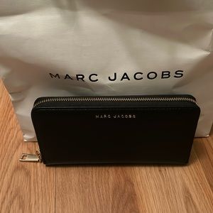 NWT!!  Marc Jacob’s black and gold wallet. Brand new never used.